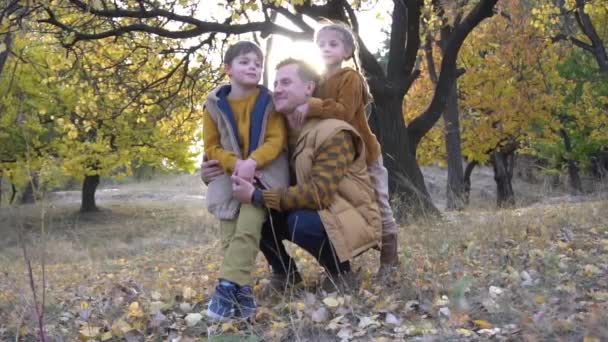 Jovem Pai Com Dois Filhos Desfrutando Belo Dia Outono — Vídeo de Stock