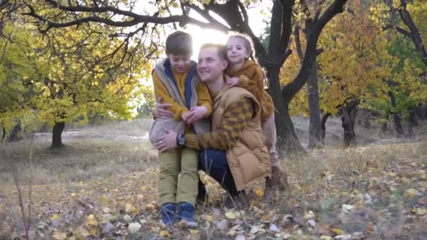 Dad Kids Enjoying Beautiful Autumn Day — Stock video