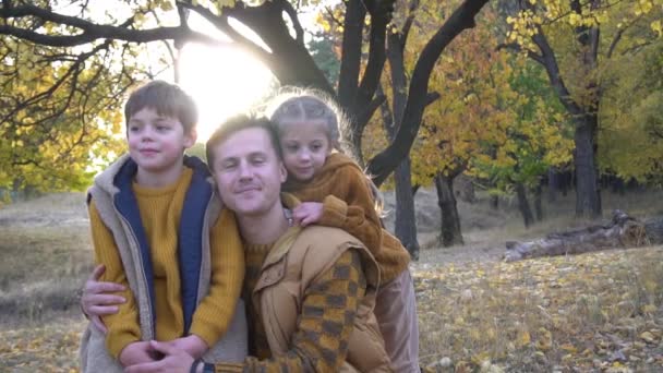 Vater Und Kleine Kinder Genießen Gemeinsam Den Herbsttag Freien — Stockvideo
