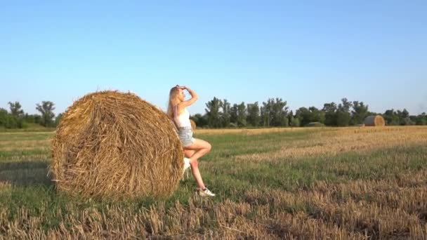 Stylish Woman Standing Hay Bale Summer Evening Field — Vídeo de Stock