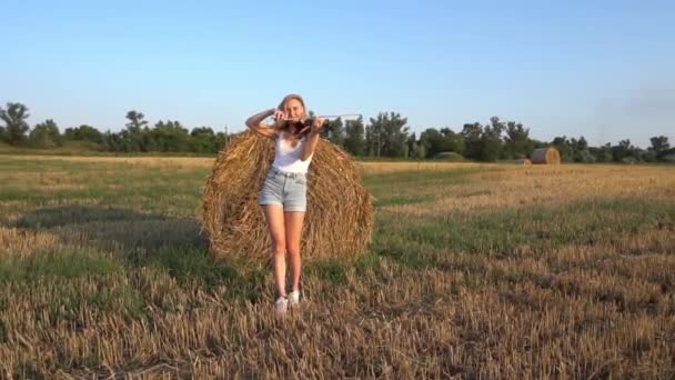 Slow Motion Young Woman Standing Rye Field Playing Violin — Stok video