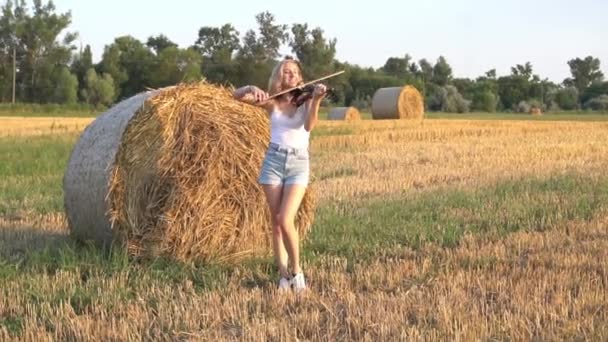 Девушка Играет Скрипке Отдыхает Пшеничном Поле Наслаждается Теплым Днем Свежем — стоковое видео