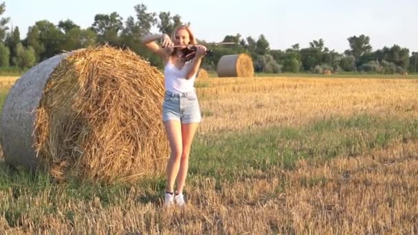 Slow Motion Young Woman Standing Rye Field Playing Violin — Stok video