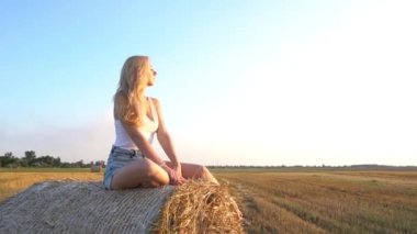 Samanlıkta genç ve seksi bir kadının portresi