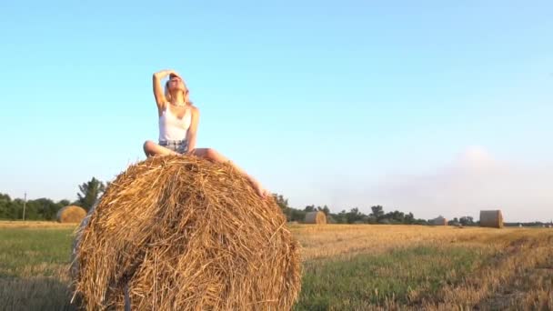 Beautiful Sexy Girl Sitting Haystack Roll Harvested Wheat Field — 图库视频影像