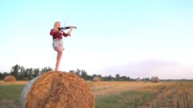 Slow Motion 'daki kadın yaz akşamları dışarıda keman çalıyor.