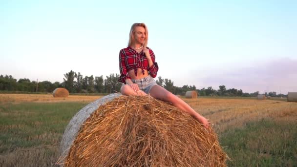 Slow Motion Slanke Jonge Vrouw Zit Hooiberg Het Veld — Stockvideo