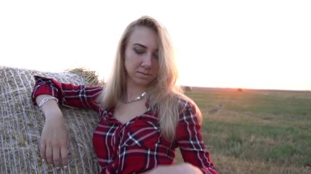 Mladá Atraktivní Žena Dlouhými Blond Vlasy Stojící Vedle Kupky Sena — Stock video