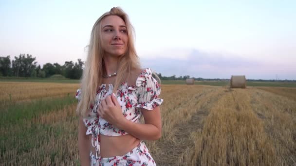 Slow Motion Young Woman Field Background Haystacks Sunset Time — Vídeo de Stock