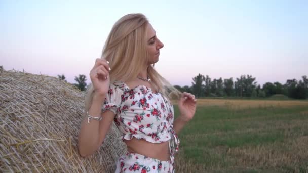 Slow Motion Young Woman Floral Dress Summer Field Haystacks — Vídeo de Stock