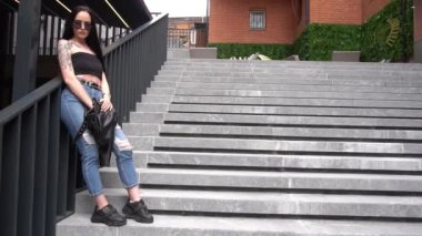 Yavaş Çeken Kadın taş merdivenlerde poz veriyor