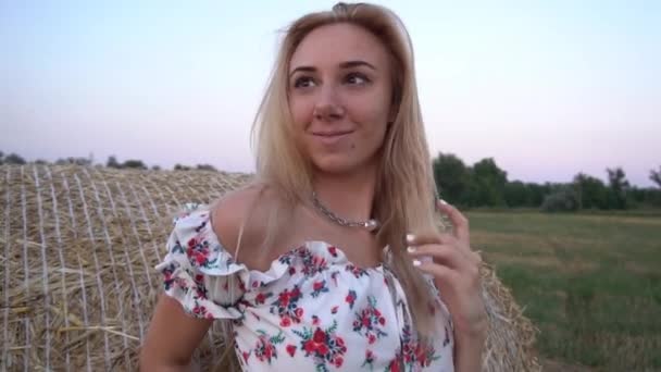 Beautiful Stylish Woman Relaxing Haystacks Sunset Light Summer Field — 图库视频影像