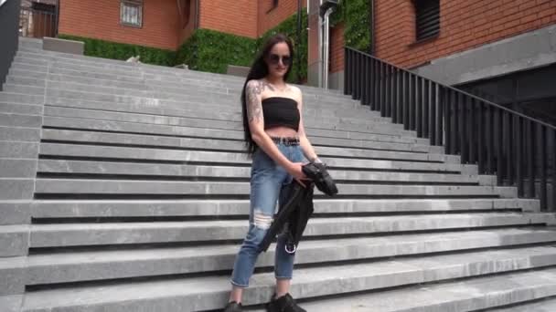Linda Jovem Morena Posando Fundo Escadas Antigas — Vídeo de Stock