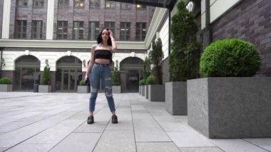 Slow Motion Romantik Kafkasyalı kız sokak arkasında poz veriyor