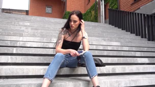 Повільний Рух Стильна Модна Сексуальна Брюнетка Сидить Сходах Міста — стокове відео