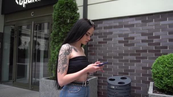Slow Motion Woman Using Cell Phone Street — Vídeo de Stock