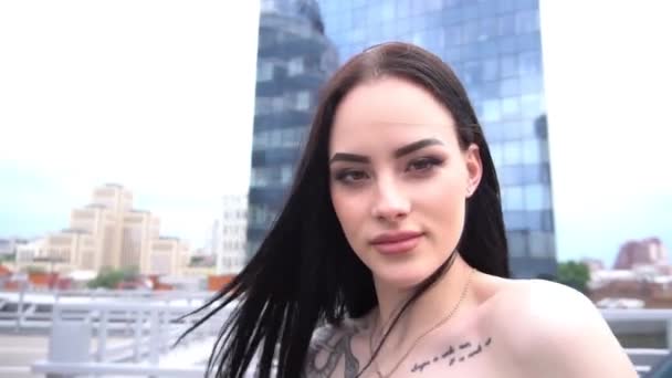 Модний Портрет Дами Довгим Волоссям Місті — стокове відео