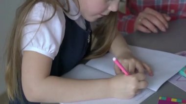 Ödev yatak odasında masada oturan genç kız