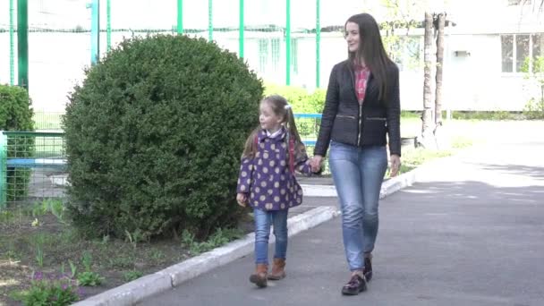 Parent Pupil Primary School Hand Hand First Day Fall — Stockvideo