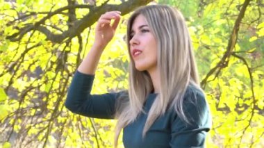 Bir Kadının Yavaş Hareketli Portresi Gülümseyen ve Kameraya Bakan