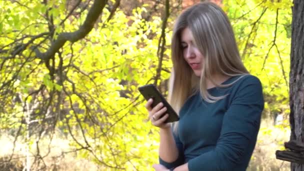 Beautiful Happy Teenage Girl Phone Autumn Park — Stockvideo