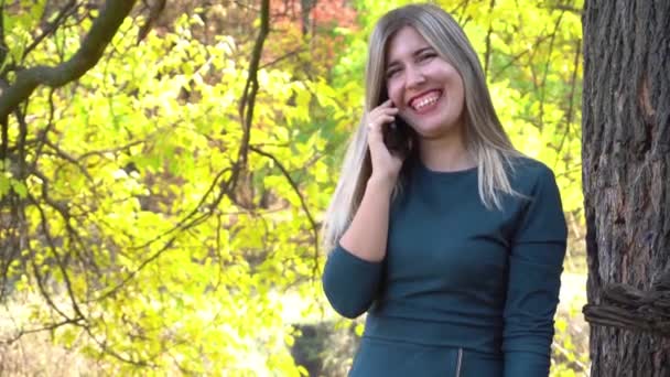 Fiatal Gyönyörű Üzletasszony Csinál Egy Mobiltelefon Hívást Őszi Parkban — Stock videók