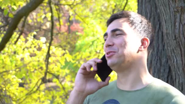 Porträt Eines Gutaussehenden Typen Der Herbstpark Lächelt Und Telefoniert — Stockvideo