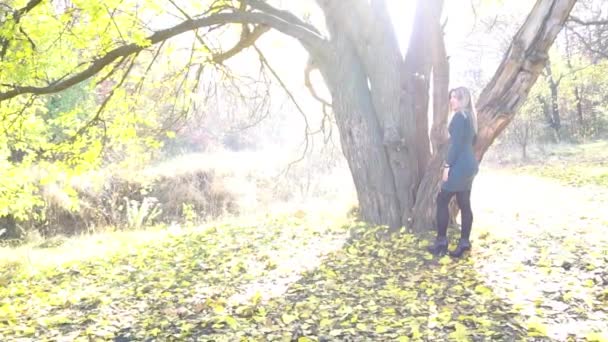 秋の公園の美しい女性のスローモーション — ストック動画