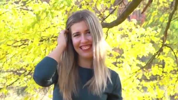 Sonriente Mujer Moda Aire Libre Parque Ciudad Otoño — Vídeos de Stock