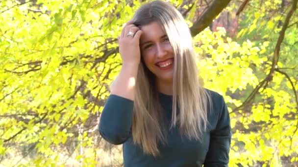 Potret Seorang Wanita Cantik Berpose Taman Kota Musim Gugur Hari — Stok Video