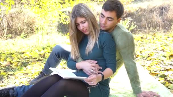 Slow Motion Cheerful Couple Couple Love Relax Autumn Forest — Stockvideo