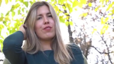 Güzel bir sonbahar günü. Mutlu insanlar parkta güneşli bir günde oynarlar..