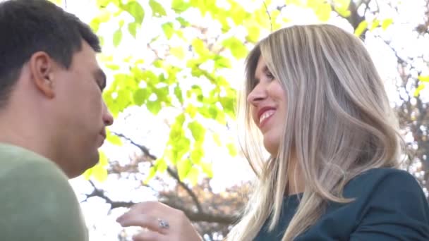 Lassú Mozgás Közelkép Fiatal Romantikus Pár Csók Ősszel Naplemente — Stock videók