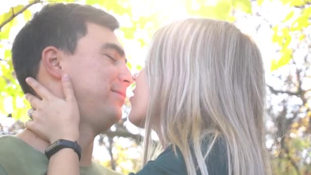 Slow Motion Couple Lovers Hugging Kissing Park Sunset — Stockvideo