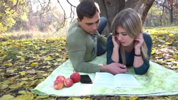 Slow Motion Man Woman Reading Books Fall Outdoors — ストック動画