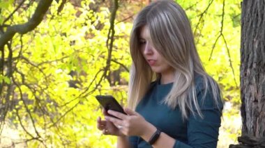 Slow Motion Genç sarışın kız cep telefonu kullanıyor..