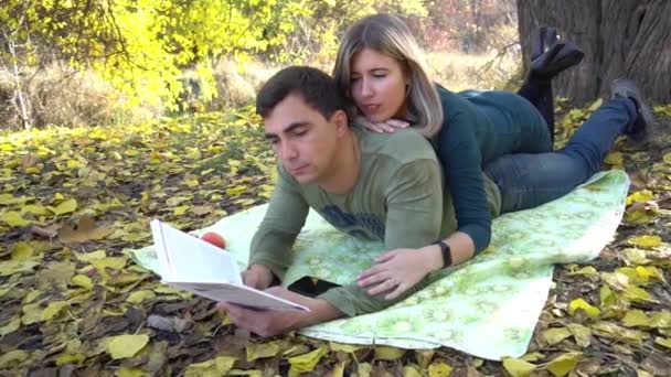 Повільний Рух Чоловік Дружина Читають Книгу Відкритому Повітрі — стокове відео