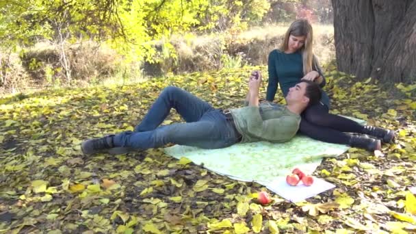 Young Couple Love Lying Fallen Autumn Leaves Tree Park — 图库视频影像