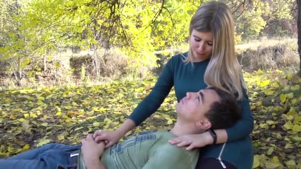 Романтическая Молодая Пара Наслаждается Прекрасным Днем Лежащим Одеяле Осенью — стоковое видео