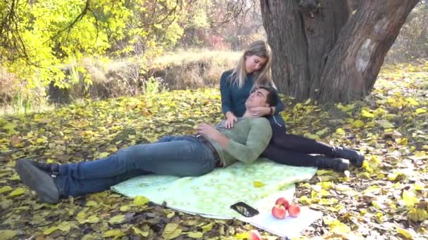 Slow Motion Young Couple Relaxing Tree Park Sunny Day — 图库视频影像