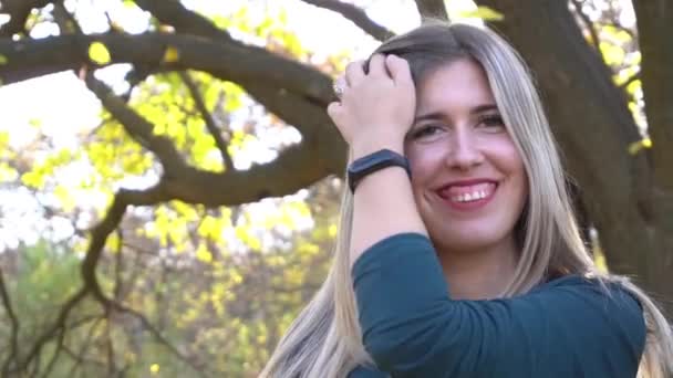 Портрет Красивої Молодої Жінки Відкритому Повітрі Восени — стокове відео