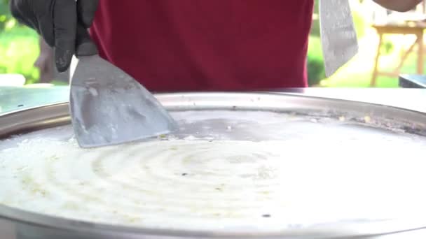 Slow Motion Art Faire Glace Thaïlandaise Dans Rue Rouleaux Lait — Video