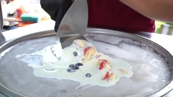 Vendor Preparing Mix Strawberries Ice Cream Making Rolls — Video Stock