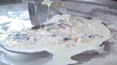 Slow Motion Dondurulmuş tavada kızartılmış dondurma yapma süreci. 