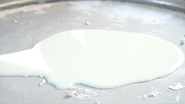 Gelado Artesanal Processo Cozinhar Sorvete Frito Uma Panela Congelamento — Vídeo de Stock