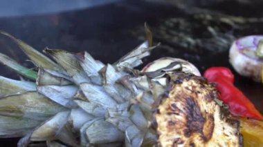 Patlıcan, kabak, biber, mantar ve soğanlı ızgara sebze.