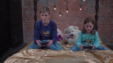4K Mutlu Kardeşler yatak odasında joystick kullanıyor