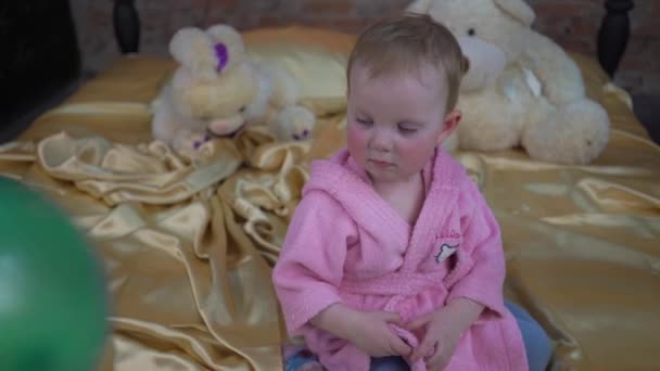 Little Child Girl Sits Bed Play Balloons — Stock videók