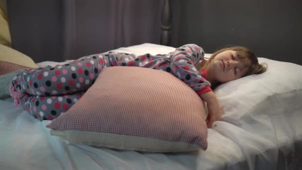 Маленькая Девочка Спит Спальне — стоковое видео