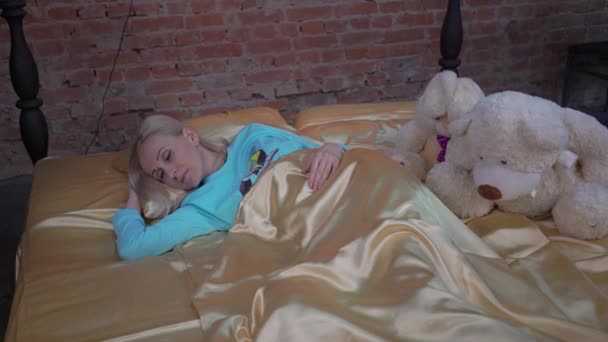 Güzel Orta Yaşlı Kadın Yatak Odasında Yatağında Uyanıyor — Stok video